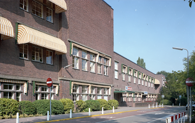 826420 Gezicht op een gedeelte van de voorgevel aan de oostzijde van het Diakonessenhuis (Bosboomstraat 1) te Utrecht, ...